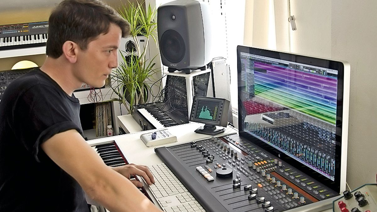 Dusty Kid in his Sardinian studio